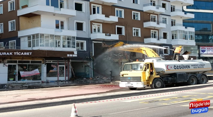 Depremde Hasar Gören Binaların Yıkımı Başladı