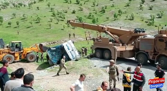 Şırnak’ta askerleri taşıyan otobüs devrildi.