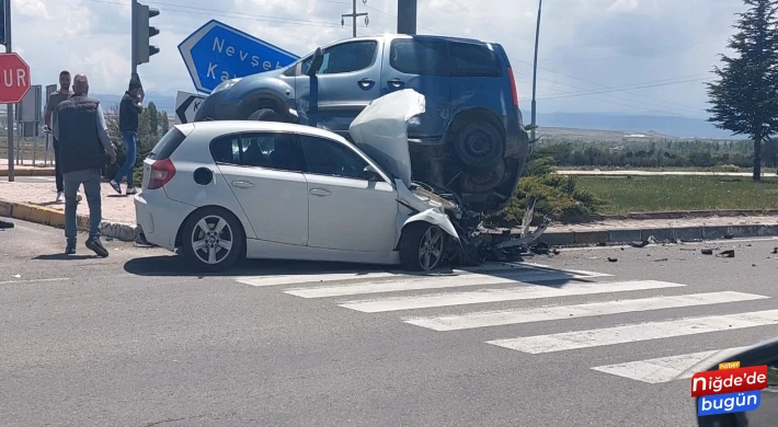 TOKİ Kavşağında Kaza, Araç Diğerinin Üzerine Çıktı