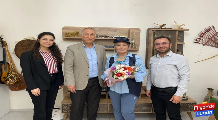 Bor Kütüphane Çalışanları Yazar Demiray’ı Evinde Tebrik Etti