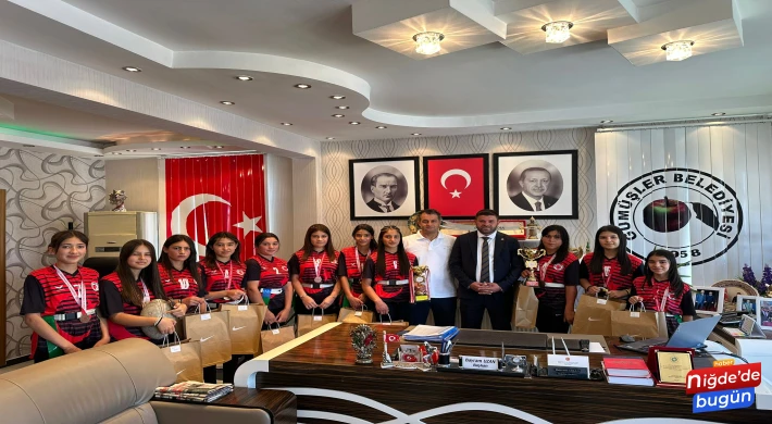 Gümüşler Şehit Nail Akdoğan Ortaokulu Yıldız Kız Ragbi Takımı Türkiye Üçüncüsü Oldu