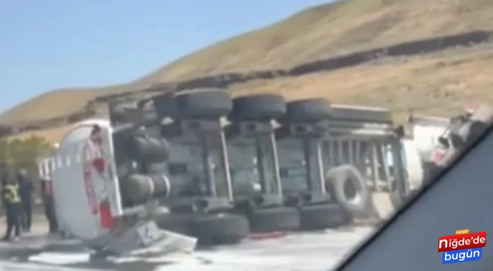 Niğde - Nevşehir Otoyolunda Yakıt Tankeri Devrildi