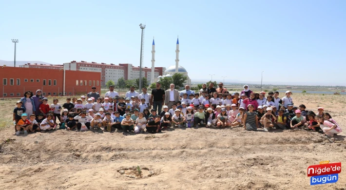 Rektör Hasan Uslu, Minik Öğrencilerle Fidan Dikti