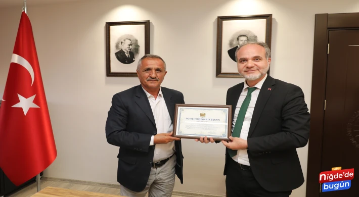 Rektör Prof. Dr. Hasan Uslu’ya Fahri Hemşehrilik Beratı