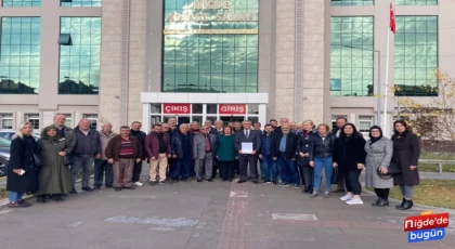 İYİ Parti Niğde Merkez İlçe Başkanı Selçuk Demir yeniden Merkez İlçe Başkanlığı’na seçilmesinin ardından mazbatasını teslim aldı.