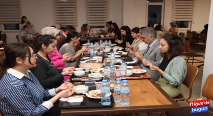 Vali Çelik Ve Eşi Kız Öğrencilerle İftarda Bir Araya Geldi