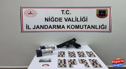Jandarma bir araçta ruhsatsız silah, uyuşturucu, sahte avukat kimliği ele geçirdi