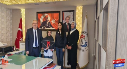 Niğde Halk Eğitimi Merkezi'nden Genç Şaire Destek