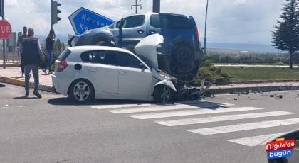 TOKİ Kavşağında Kaza, Araç Diğerinin Üzerine Çıktı
