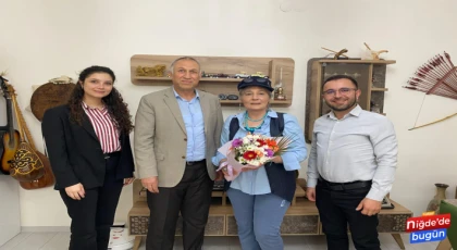 Bor Kütüphane Çalışanları Yazar Demiray’ı Evinde Tebrik Etti