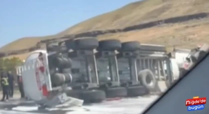 Niğde - Nevşehir Otoyolunda Yakıt Tankeri Devrildi