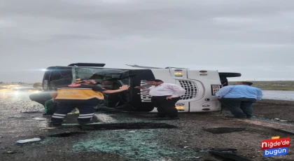 Niğde'de Yolcu Otobüsü Orta Refüje Devrildi: 2 Kişi Yaralandı