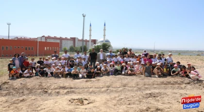 Rektör Hasan Uslu, Minik Öğrencilerle Fidan Dikti