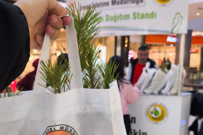 Niğde Tema Park AVM’de Ücretsiz Fidan Dağıtımı Yapıldı