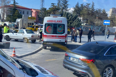 Niğde Trafik Kazası: Belediye Önünde Maddi Hasar Oluştu