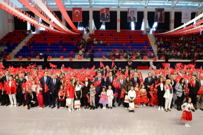 NİĞDE’DE 23 NİSAN COŞKUSU: VALİ AKMEŞE VE İL MÜDÜRÜ ELİF ÖZBEK ÇOCUKLARLA BULUŞTU