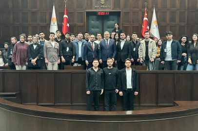 AK Parti Niğde Milletvekili Prof. Dr. Cevahir Uzkurt Öğrencileri Meclis’te Ağırladı