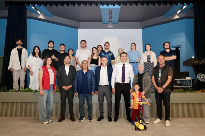 Genç Ofis’te Renkli Ziyaret: Bas Gitar Sürprizi