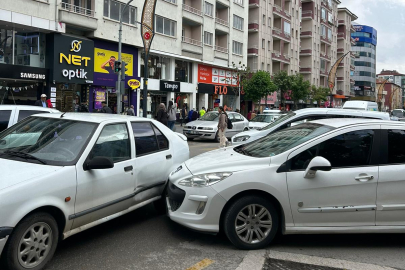 Niğde'de Dışarı Cami Önü’nde Maddi Hasarlı Kaza