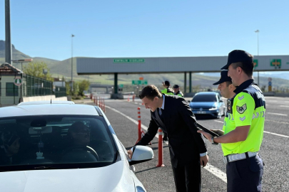 Niğde’de “Bayram Sensiz Olmaz” Trafik Denetimi: Ulukışla Kaymakamı Emir Osman Gökçe'den Yol Kontrol Noktasını Ziyaret Etti